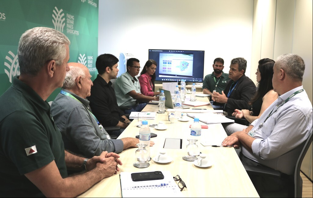 A partir da esquerda: Renato Laguardia; Altino Rodrigues, Caio Coimbra, Ebinho Bernardes, Aline Veloso, Rafael Rocha, Ernando Braga, Pollyana de Faria e Douglas Viana